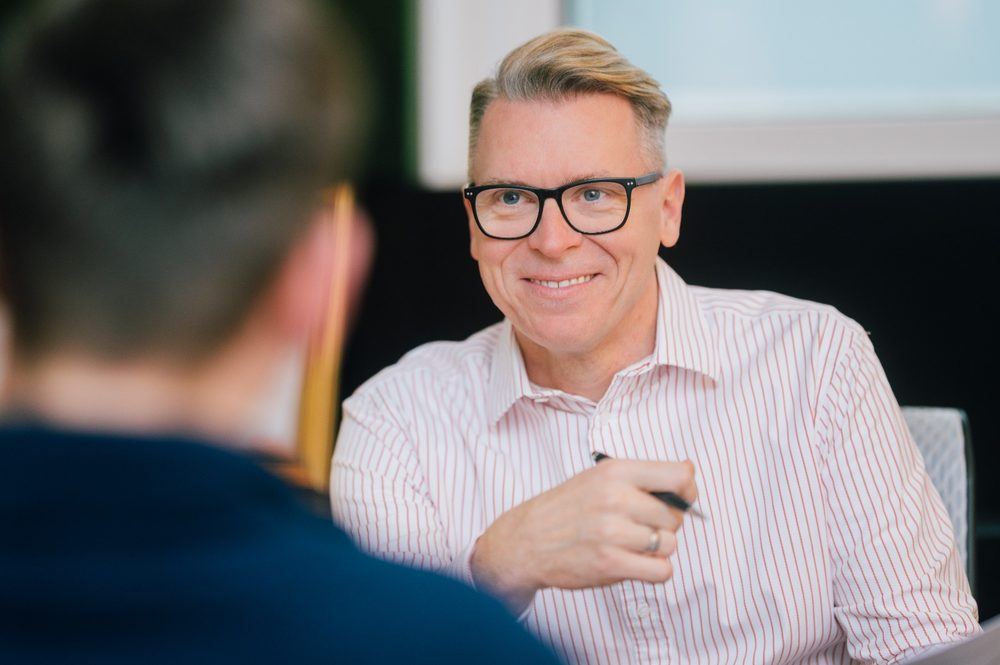 Dr. med. Timo A. Spanholtz im Gespräch mit einem Patienten in der Praxisklinik.
